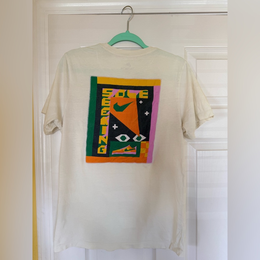 Nike “Sole Seeking” Graphic Tee Cream Geometric Streetwear — Size men’s small.